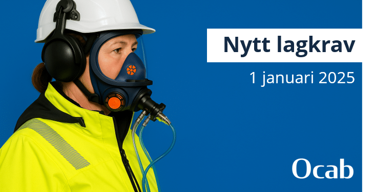 Person med skyddsmask, hjälm och skyddskläder som utför tillpassnings av aningsskydd – nytt lagkrav om tillpassningsprovning av andningsskydd från 1 januari 2025