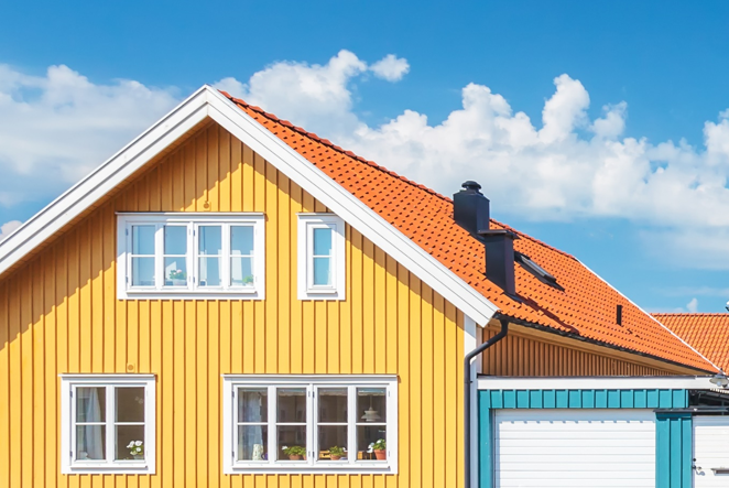 Gul villa med rött tak