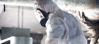 Ocab-personal med asbestutrustning och mask