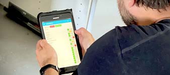 Ocab-personal använder en tablet för att leta efter läckor