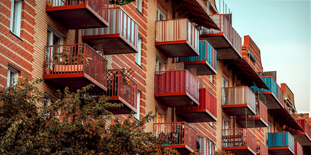 Rosa och röda balkonger vid lägenhetsfasad